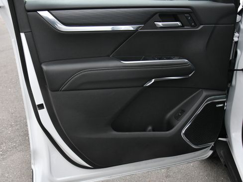 Used 2024 GMC Acadia Elevation image 16