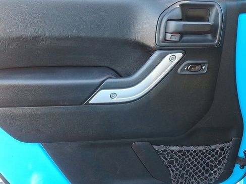 Used 2017 Jeep Wrangler Unlimited Sahara w/ Connectivity Group image 12