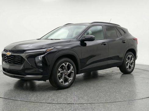 Used 2025 Chevrolet Trax LT w/ LT Convenience Package FWD image 3