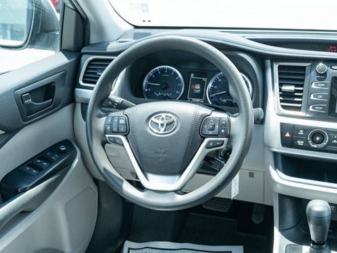 Used 2019 Toyota Highlander LE FWD image 29
