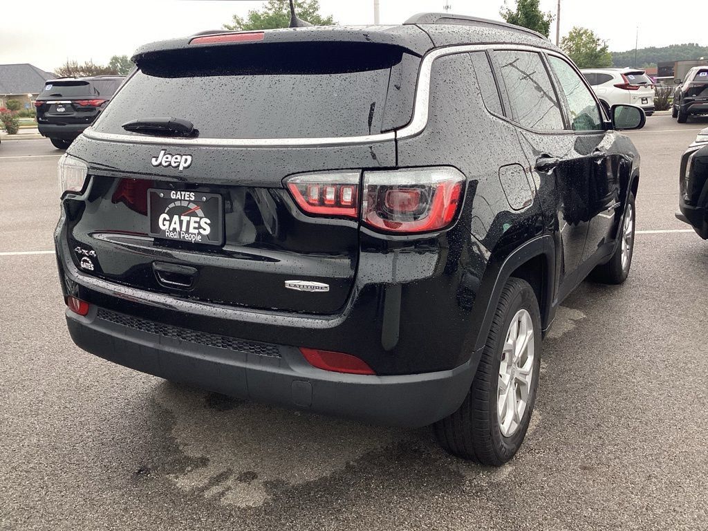 Used 2024 Jeep Compass Latitude AWD/4WD image 6