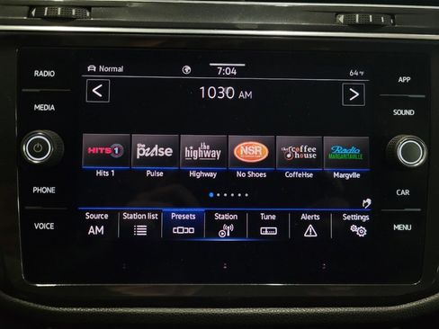 Used 2022 Volkswagen Tiguan SE w/ Panoramic Sunroof Package image 25