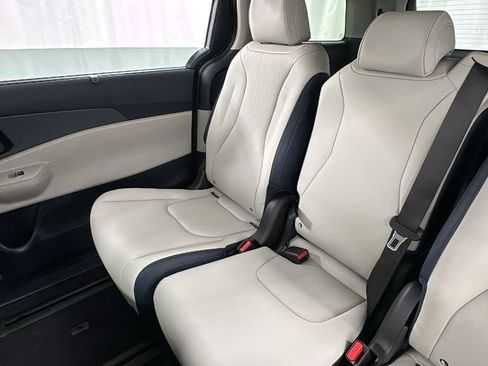 New 2026 Kia Carnival EX FWD image 14