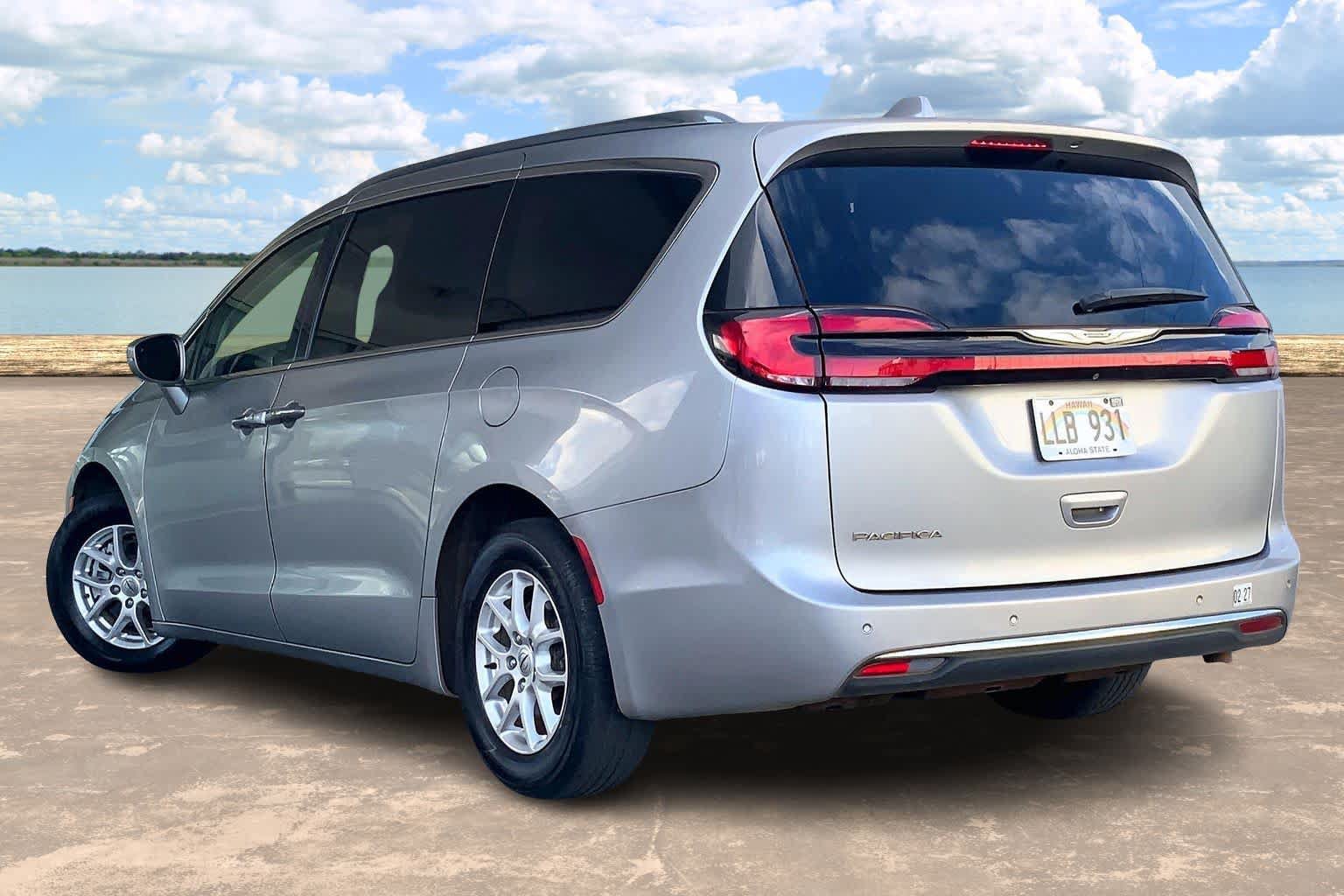 Used 2021 Chrysler Pacifica Touring-L FWD image 4