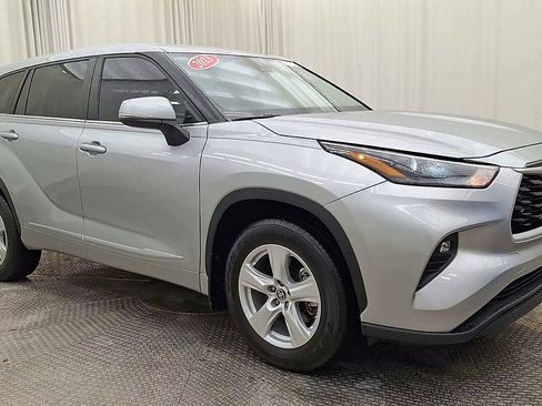 Used 2023 Toyota Highlander LE image 5