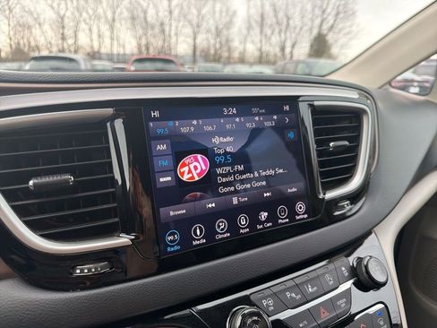 Used 2018 Chrysler Pacifica Touring-L w/ Advanced Safetytec Group image 31