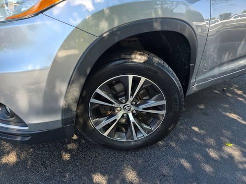 Used 2016 Toyota Highlander XLE AWD/4WD image 2