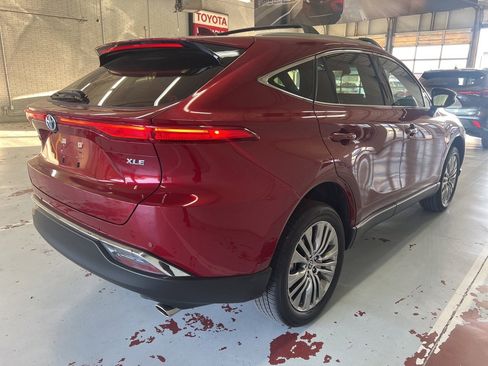 Used 2023 Toyota Venza XLE image 4