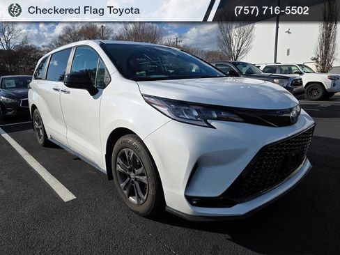 Used 2025 Toyota Sienna XSE w/ XSE Plus Package image 3