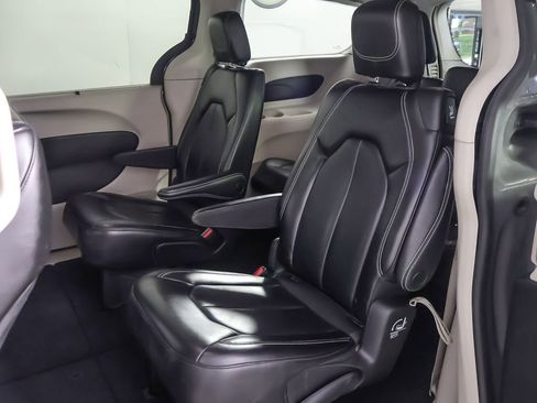 Used 2023 Chrysler Pacifica Touring-L FWD image 31