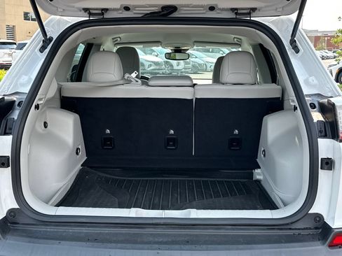 Used 2021 Jeep Cherokee Latitude Plus w/ Mopar Interior Package FWD image 16