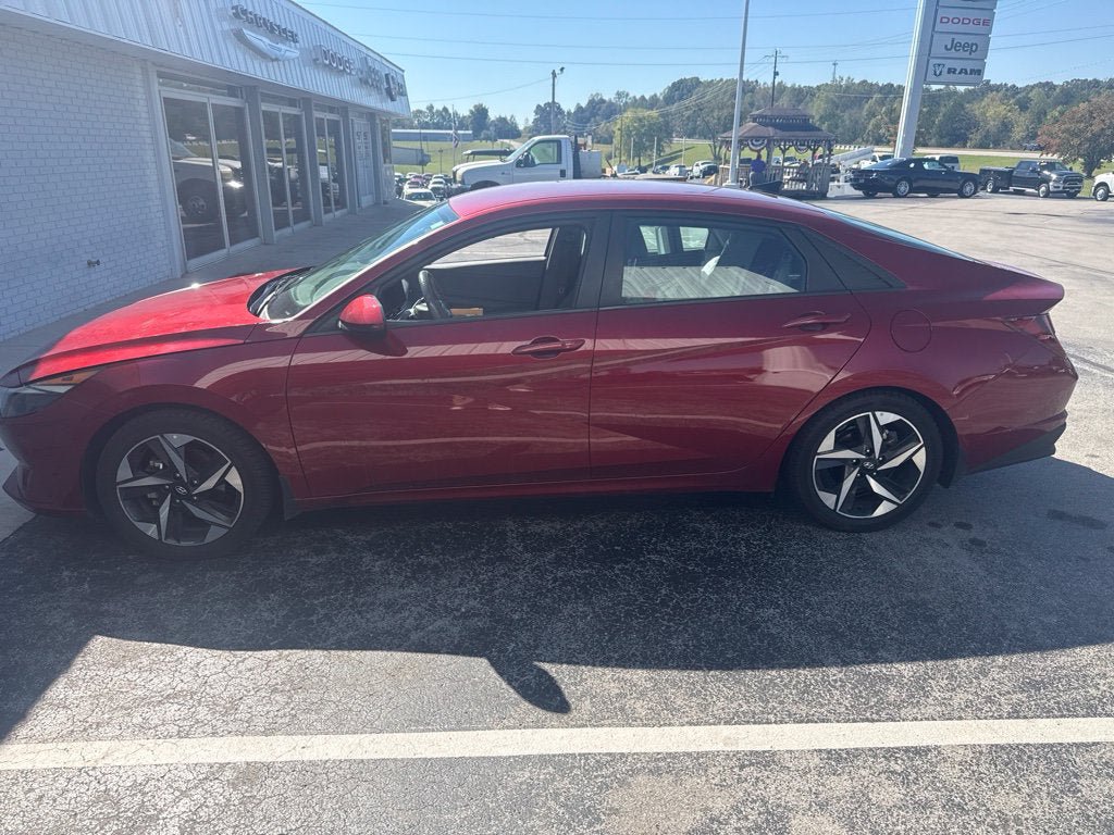 Used 2023 Hyundai Elantra SEL w/ Convenience Package FWD image 2