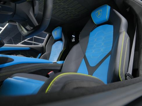 Used 2025 Lamborghini Revuelto image 28