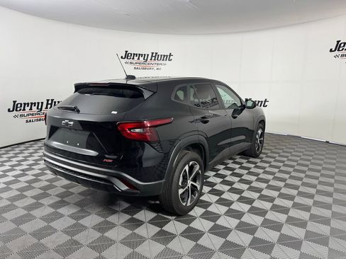 Used 2025 Chevrolet Trax RS w/ Sunroof Package FWD image 9
