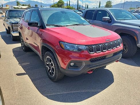 Used 2025 Jeep Compass Trailhawk AWD/4WD image 3