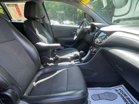 Used 2019 Chevrolet Trax LT w/ LT Convenience Package AWD/4WD image 28