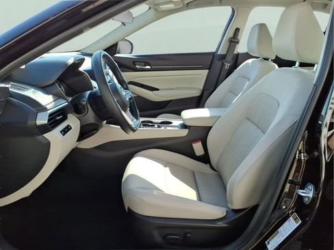 Used 2025 Nissan Altima 2.5 SV image 13