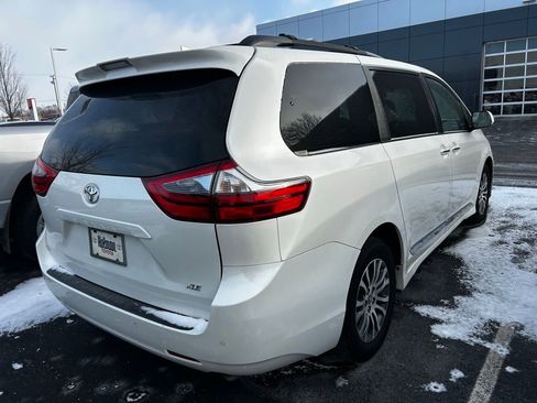 Used 2020 Toyota Sienna XLE image 3