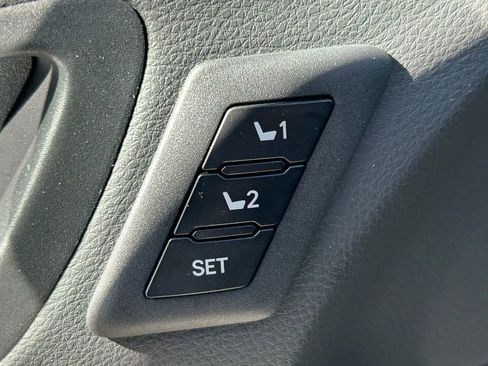 Used 2025 Toyota Sienna Platinum image 32