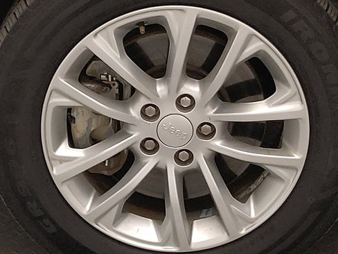Used 2019 Jeep Cherokee Latitude w/ Popular Appearance Group FWD image 31