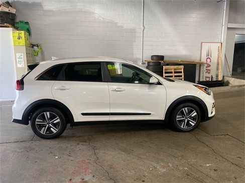 Used 2022 Kia Niro EX Premium image 3