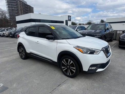 Used 2018 Nissan Kicks SR image 2