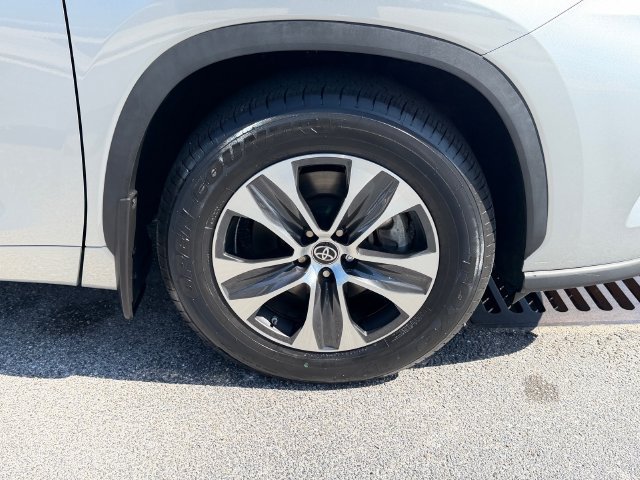 Used 2023 Toyota Highlander XLE FWD image 9