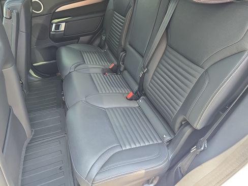Certified 2025 Land Rover Discovery Dynamic SE AWD/4WD image 15
