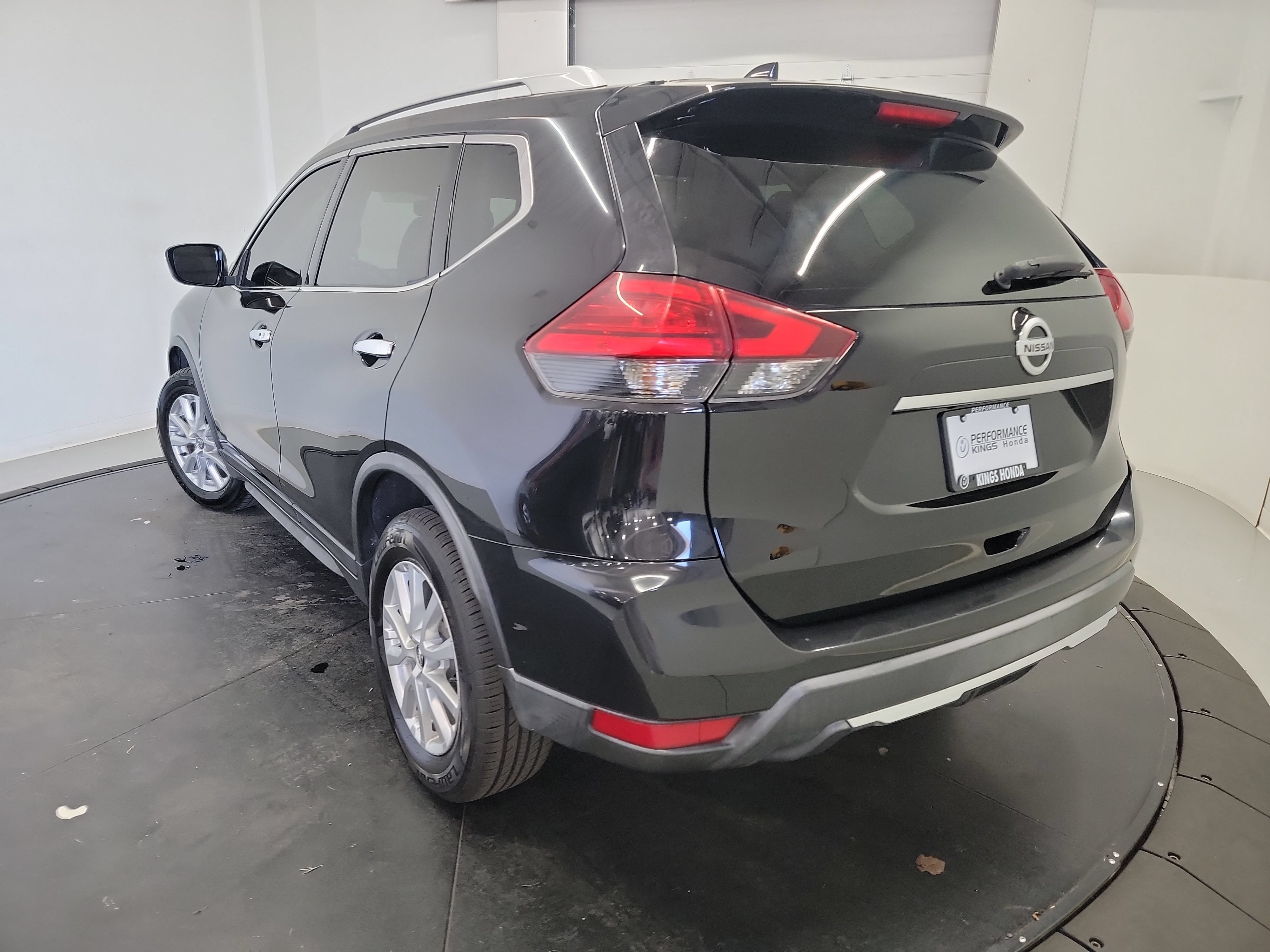 Used 2017 Nissan Rogue SV AWD/4WD image 6