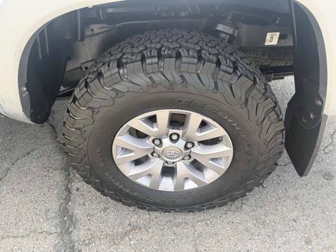 Used 2017 Toyota Tacoma SR5 w/ Tow Package AWD/4WD image 9