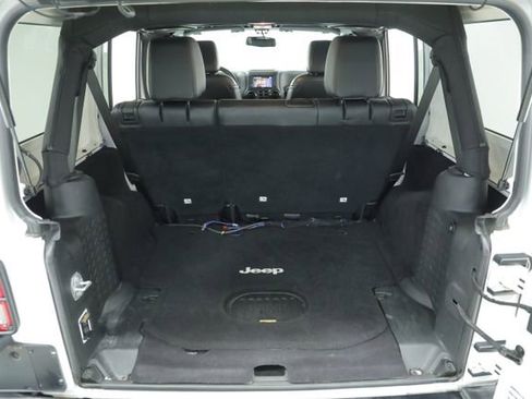 Used 2017 Jeep Wrangler Unlimited Sahara image 29