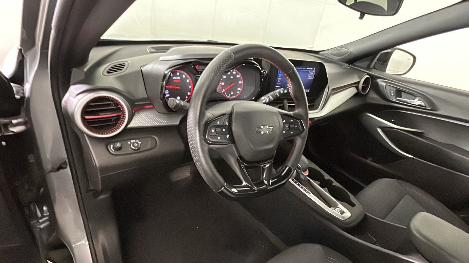 Used 2024 Chevrolet Trax RS w/ Driver Confidence Package FWD image 17