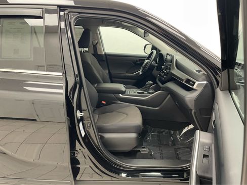 Used 2022 Toyota Highlander LE AWD/4WD image 15