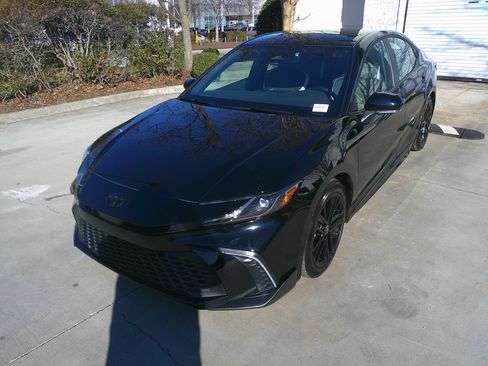 Used 2025 Toyota Camry SE image 5