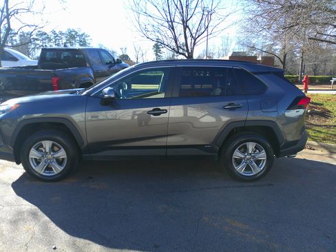 Used 2022 Toyota RAV4 XLE image 7