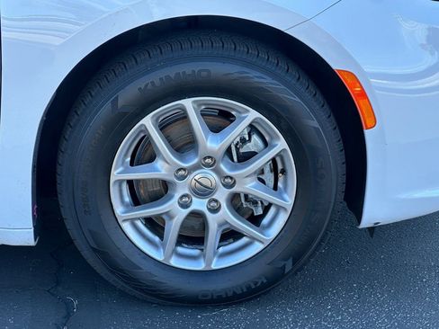 Used 2024 Chrysler Pacifica Touring-L image 12