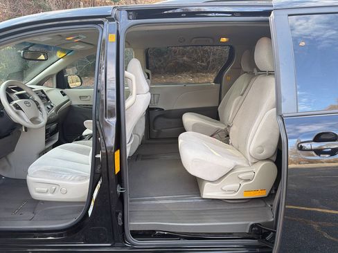 Used 2011 Toyota Sienna LE FWD image 21
