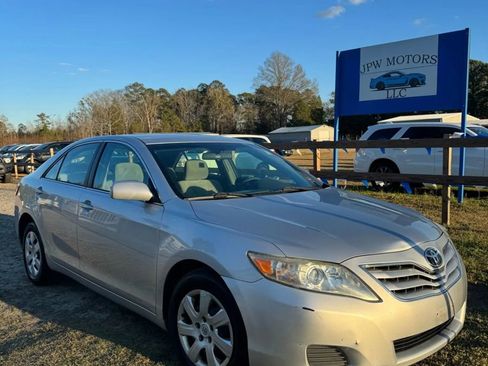 Used 2010 Toyota Camry LE image 2