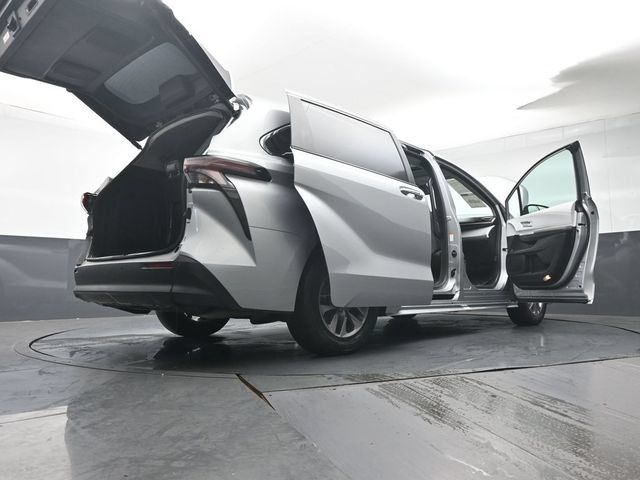 Used 2025 Toyota Sienna XLE FWD image 55
