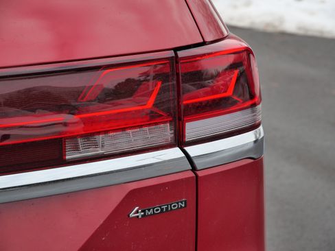 Certified 2024 Volkswagen Atlas SE w/ Black Wheel Package image 17