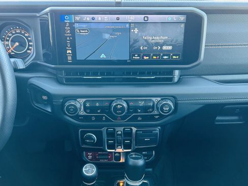 Used 2024 Jeep Gladiator Mojave w/ Technology Group image 19