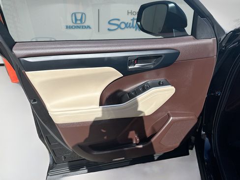 Used 2022 Toyota Highlander XLE image 20