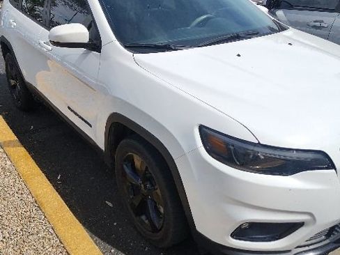 Used 2019 Jeep Cherokee Latitude Plus FWD image 2