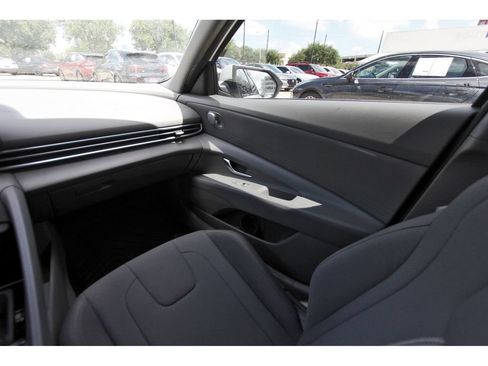 Used 2025 Hyundai Elantra SE FWD image 11