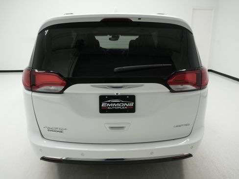 Used 2018 Chrysler Pacifica Limited w/ Tire & Wheel Group image 5