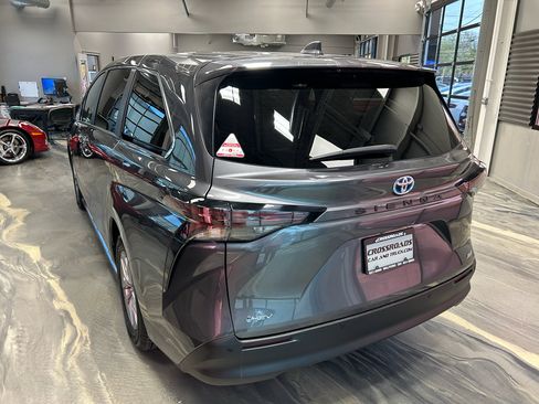 Used 2025 Toyota Sienna XLE FWD image 32