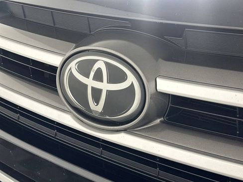 Used 2019 Toyota Highlander Plus AWD/4WD image 31
