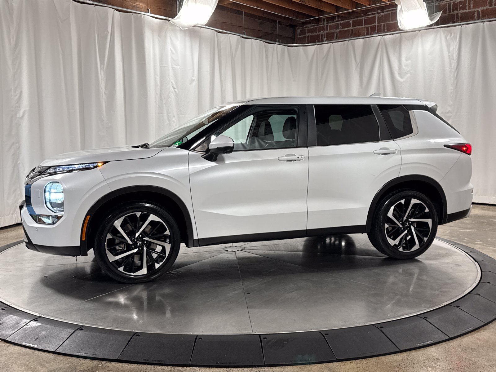 Used 2023 Mitsubishi Outlander SE AWD/4WD image 10