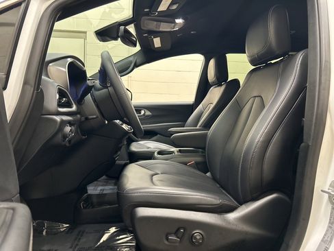 Used 2025 Chrysler Pacifica Select image 7
