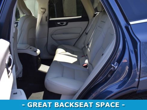 Used 2019 Volvo XC60 T8 Momentum w/ Advanced Package image 9